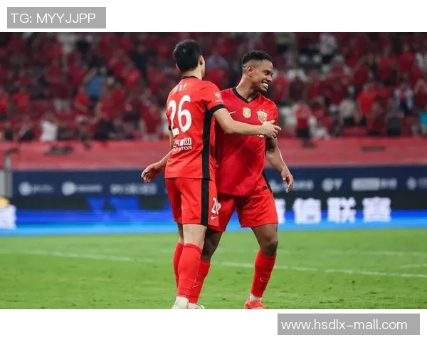 足球球星在比赛中意外受伤流血引发球迷热议与媒体关注